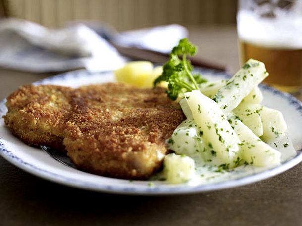 Paniertes Kotelett mit Kohlrabi in Petersiliensoße Rezept Paniertes Kotelett mit Kohlrabi in Petersiliensoße Rezept
