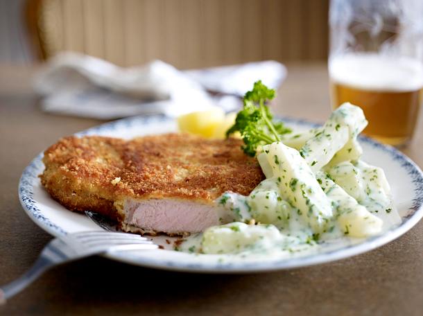Paniertes Kotelett mit Kohlrabi in Petersiliensoße Rezept Paniertes Kotelett mit Kohlrabi in Petersiliensoße Rezept