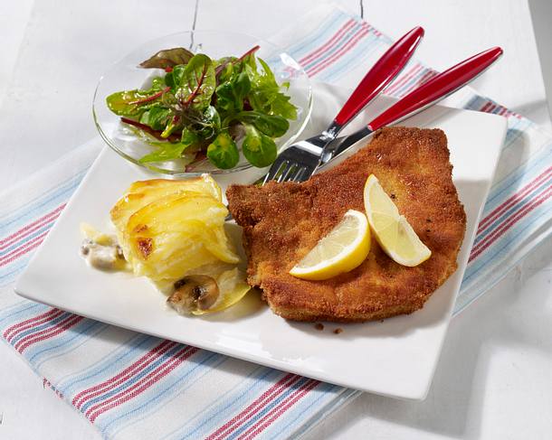 Paniertes Kotelett mit Pilz-Kartoffel-Gratin und Babysalat Rezept Paniertes Kotelett mit Pilz-Kartoffel-Gratin und Babysalat Rezept