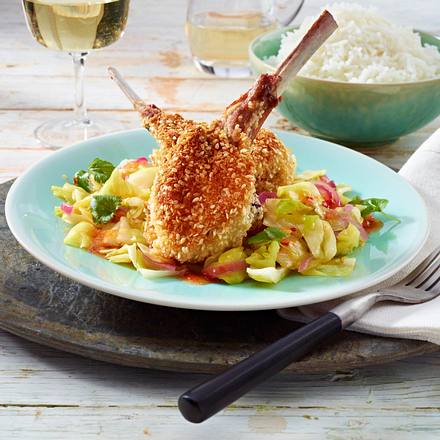 Paniertes Lammkotelett zu süß-saurem Spitzkohlgemüse Rezept Paniertes Lammkotelett zu süß-saurem Spitzkohlgemüse Rezept
