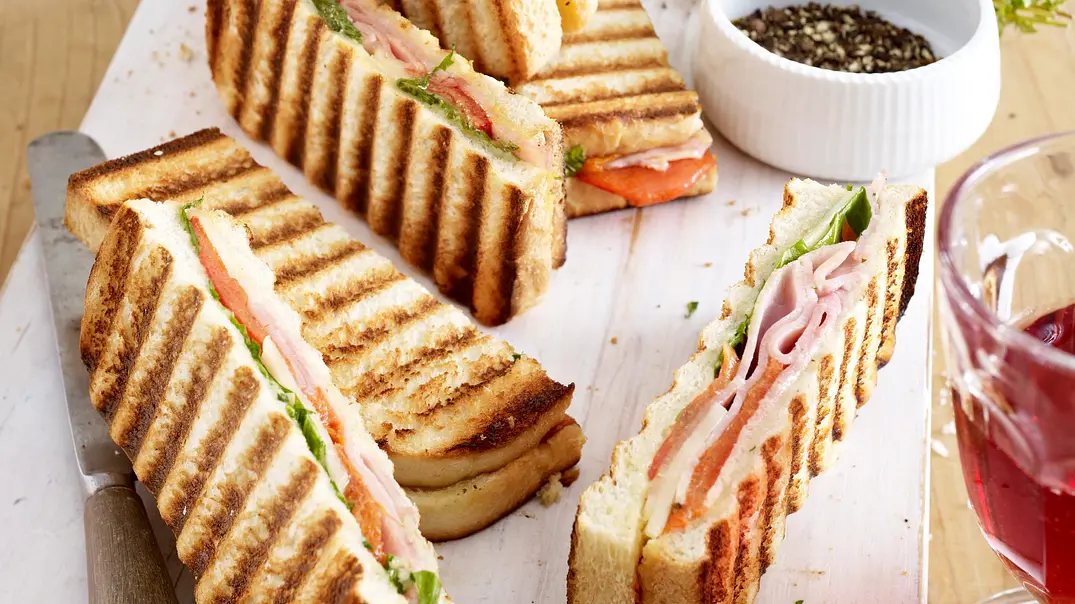 Panini mit Schinken und Paprika Rezept - Foto: LECKER @ Bauer Media Group