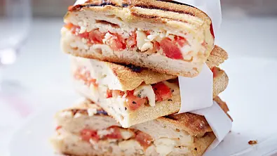 Panini-Rezept mit Tomate und Mozzarella Rezept - Foto: LECKER @ Bauer Media Group