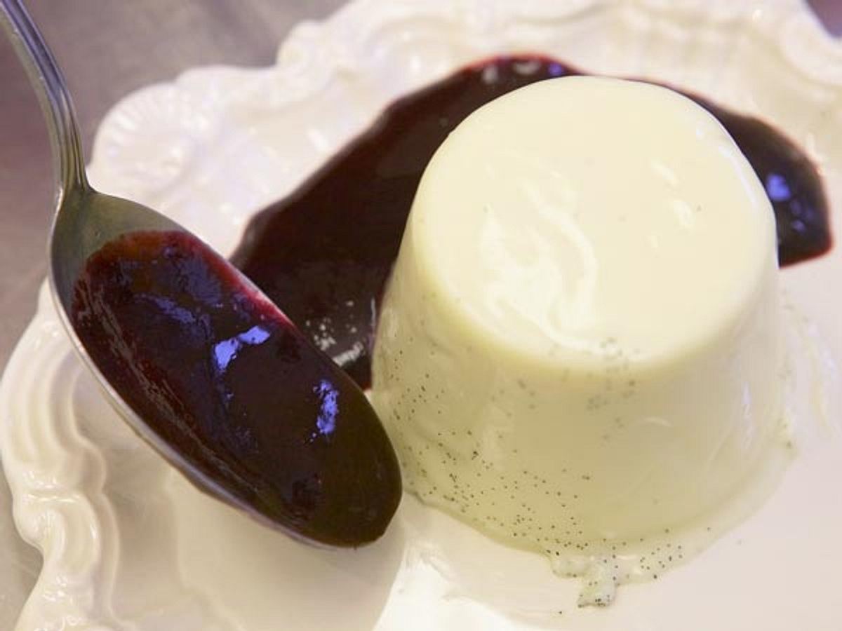 Panna-Cotta-Rezept mit Brombeeren - so geht&amp;#39;s | LECKER