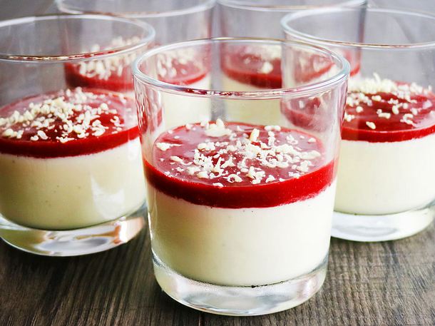 Panna cotta mit Erdbeersoße im Glas Rezept | LECKER