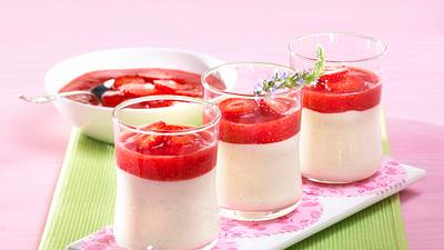 Panna cotta mit Beerenpüree Rezept - Foto: House of Food / Bauer Food Experts KG