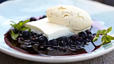 Panna cotta mit Blaubeeren Rezept - Foto: LECKER @ Bauer Media Group