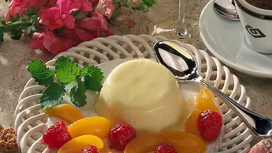 Panna Cotta mit marinierten Früchten Rezept - Foto: LECKER @ Bauer Media Group