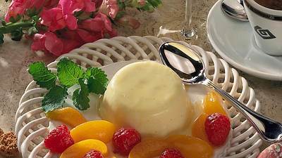 Panna Cotta mit marinierten Früchten Rezept - Foto: Neckermann