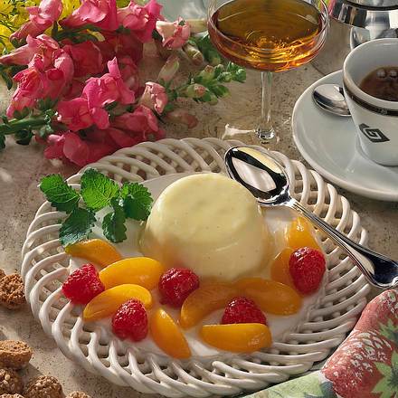 Panna Cotta mit marinierten Früchten Rezept Panna Cotta mit marinierten Früchten Rezept