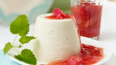 Panna cotta mit Rhabarber-Erdbeer-Kompott Rezept - Foto: LECKER @ Bauer Media Group