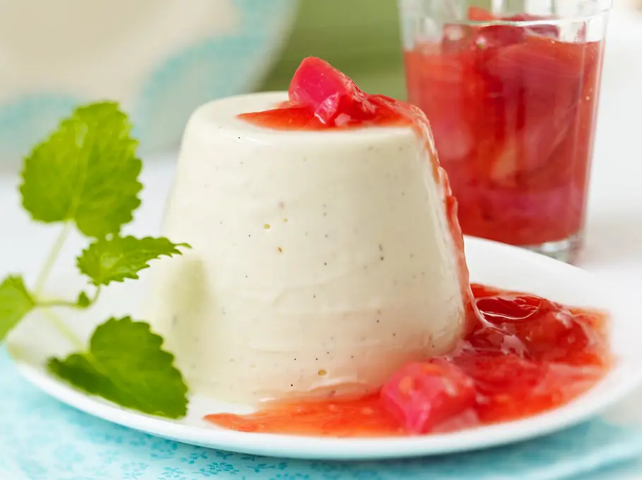 Panna cotta mit Erdbeer-Rhabarber-Kompott Panna cotta mit Erdbeer-Rhabarber-Kompott
