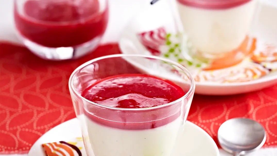 Panna Cotta mit roter Beerensoße Rezept - Foto: LECKER @ Bauer Media Group Panna Cotta mit roter Beerensoße Rezept - Foto: LECKER @ Bauer Media Group