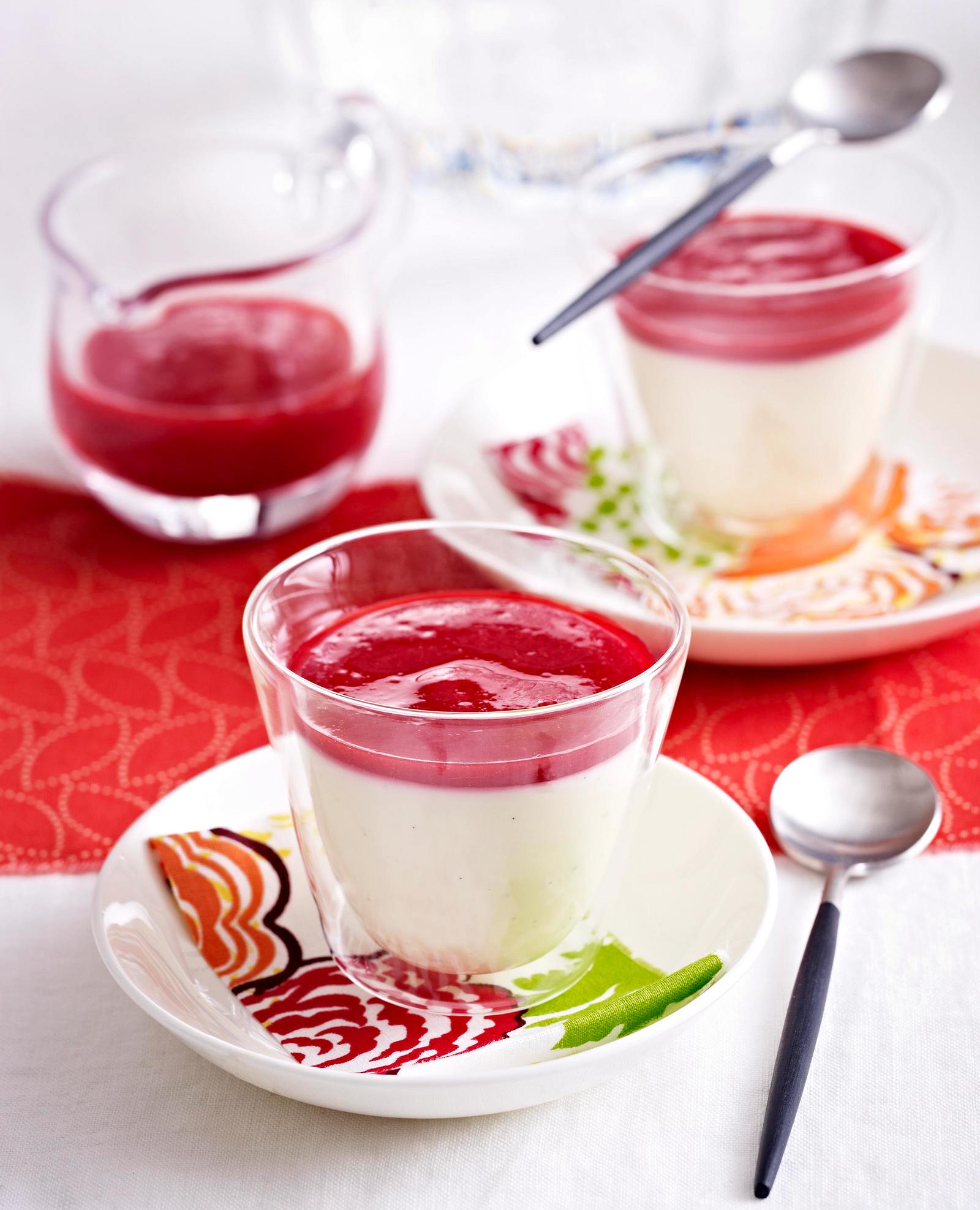 Panna Cotta mit roter Beerensoße Rezept | LECKER