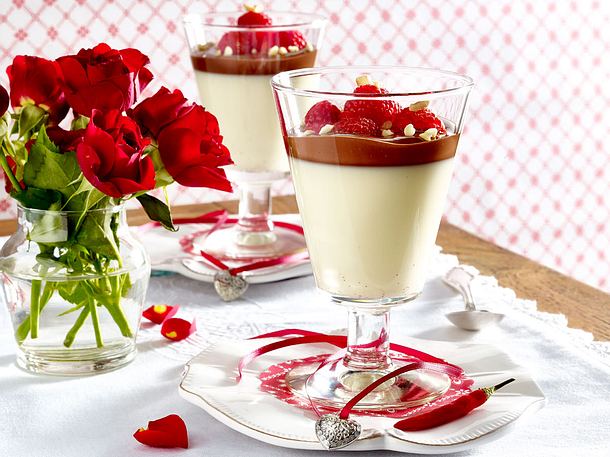 Panna Cotta mit Schokoladen-Chili-Soße und Himbeeren Rezept