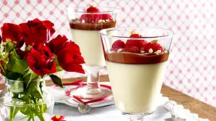Panna Cotta mit Schokoladen-Chili-Soße Rezept - Foto: LECKER @ Bauer Media Group Panna Cotta mit Schokoladen-Chili-Soße Rezept - Foto: LECKER @ Bauer Media Group