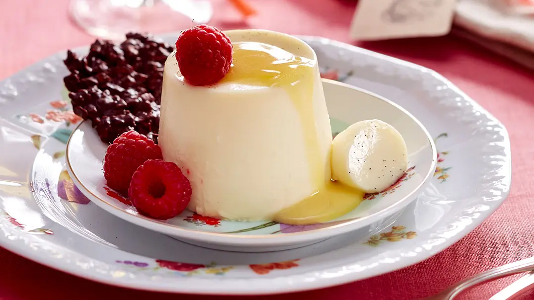 Panna cotta „surprise“ mit Eierlikör und Schoko-Cornflakes-Talern Rezept - Foto: LECKER @ Bauer Media Group Panna cotta „surprise“ mit Eierlikör und Schoko-Cornflakes-Talern Rezept - Foto: LECKER @ Bauer Media Group