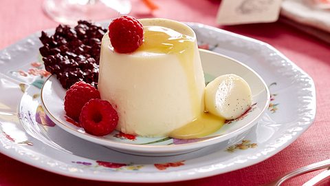 Panna cotta „surprise“ mit Eierlikör und Schoko-Cornflakes-Talern Rezept - Foto: House of Food / Bauer Food Experts KG