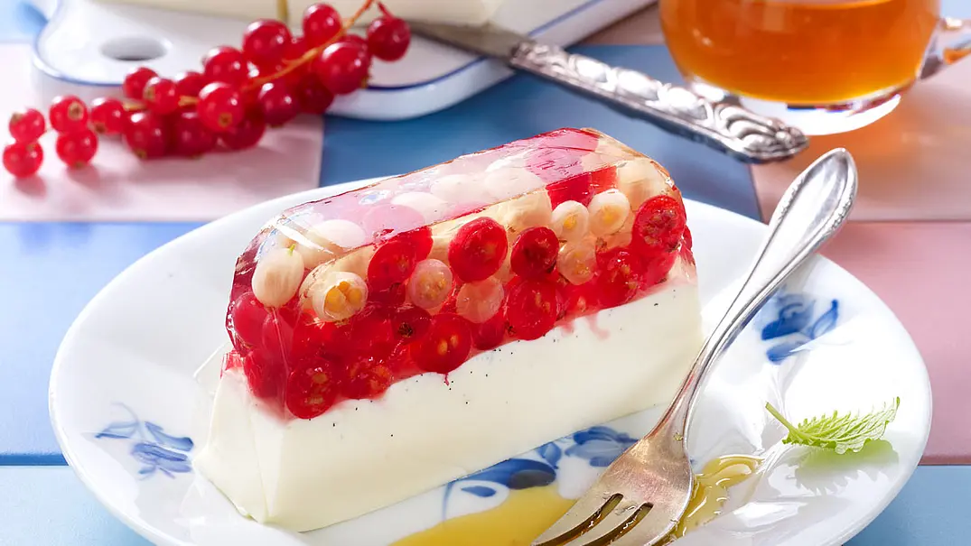 Panna Cotta-Terrine mit Johannisbeer-Weißweingelee dazu Orangensoße Rezept - Foto: LECKER @ Bauer Media Group Panna Cotta-Terrine mit Johannisbeer-Weißweingelee dazu Orangensoße Rezept - Foto: LECKER @ Bauer Media Group