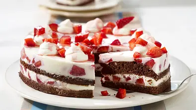 Panna cotta-Torte mit Erdbeeren Rezept - Foto: LECKER @ Bauer Media Group