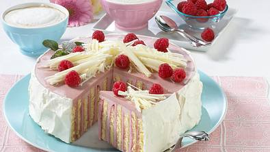 Panna Cotta Wickeltorte mit Himbeeren Rezept - Foto: LECKER @ Bauer Media Group