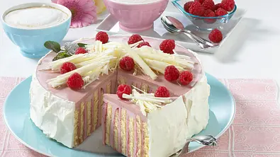 Panna Cotta Wickeltorte mit Himbeeren Rezept - Foto: LECKER @ Bauer Media Group