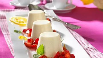 Panna Cotta zu Campari-Erdbeeren Rezept - Foto: LECKER @ Bauer Media Group Panna Cotta zu Campari-Erdbeeren Rezept - Foto: LECKER @ Bauer Media Group