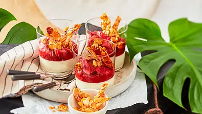 Pannacotta unter Spargel-Rhabarber-Kompott Rezept - Foto: LECKER @ Bauer Media Group