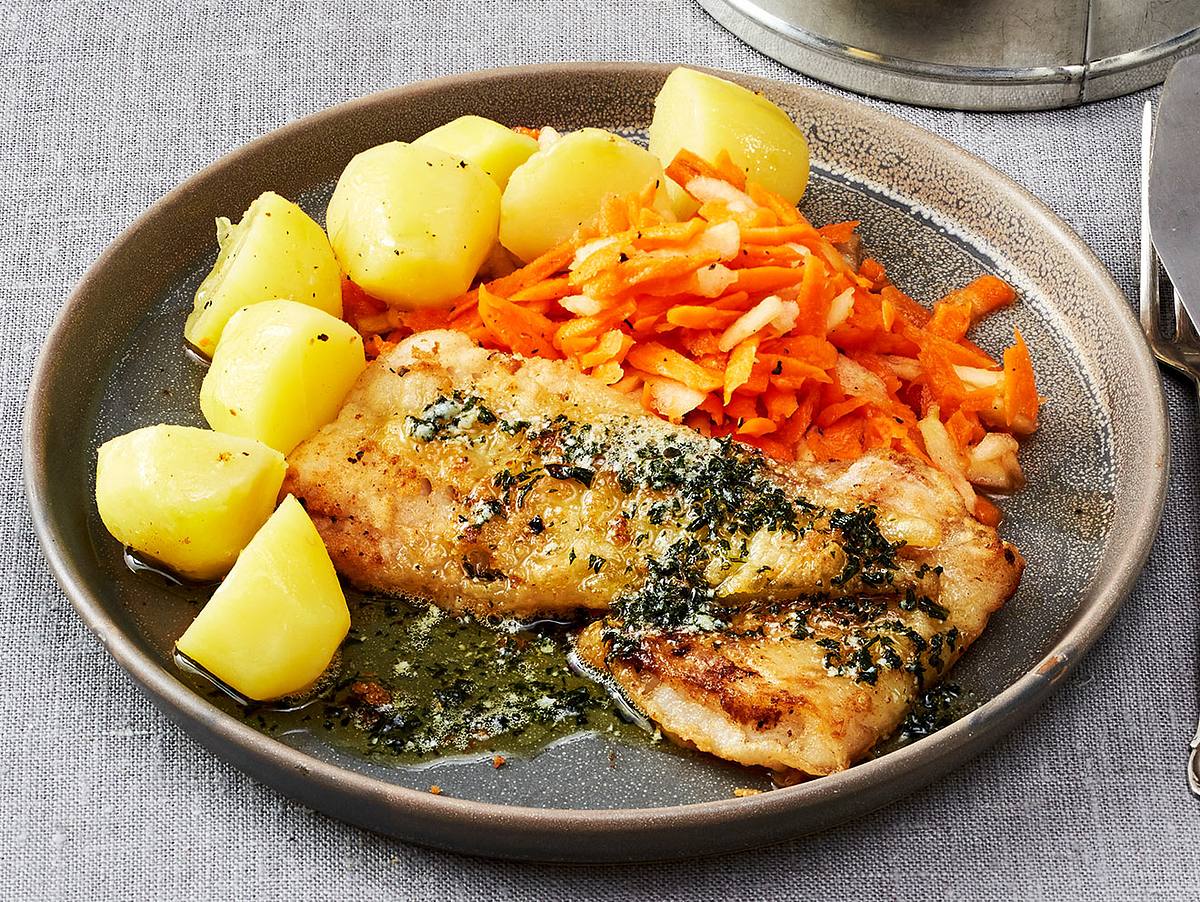 Pannfisch „Müllerin-Art“ mit Apfel-Möhren-Salat Rezept