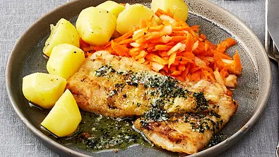 Pannfisch „Müllerin-Art“ mit Apfel-Möhren-Salat Rezept - Foto: LECKER @ Bauer Media Group