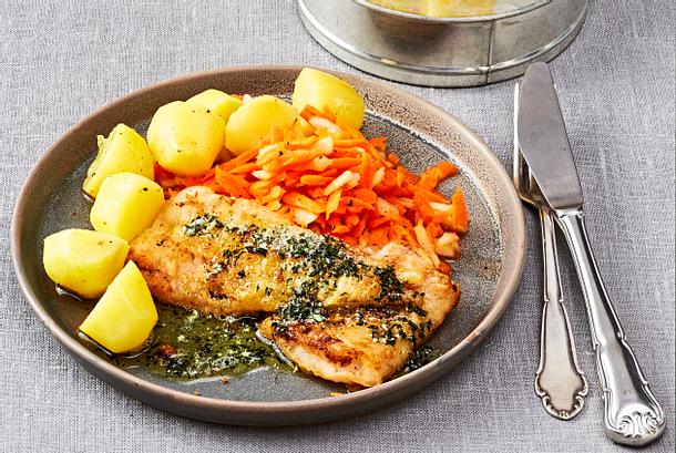 Pannfisch „Müllerin-Art“ mit Apfel-Möhren-Salat Rezept