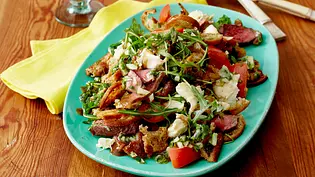 Panzanella - italienischer Brotsalat mit Rumpsteakstreifen Rezept - Foto: LECKER @ Bauer Media Group