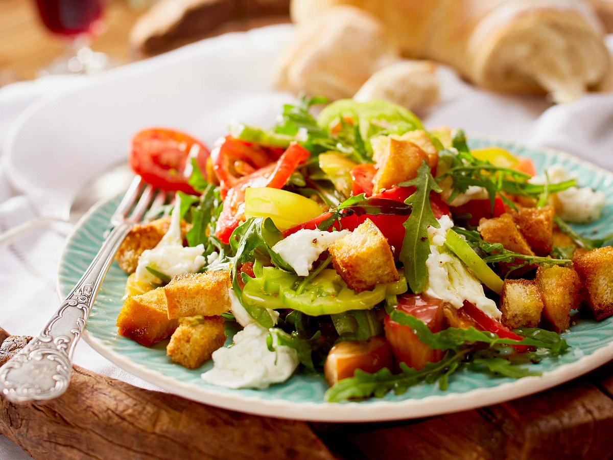 Panzanella mit Tomaten, Rucola und Mozzarella