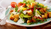 Panzanella mit Tomaten, Rucola und Mozzarella - Foto: House of Food / Bauer Food Experts KG