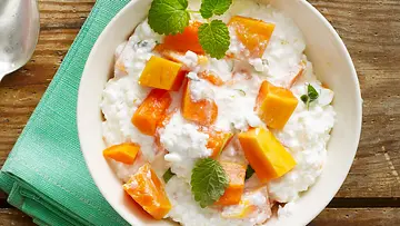 Papaya mit körnigem Frischkäse Rezept - Foto: LECKER @ Bauer Media Group Papaya mit körnigem Frischkäse Rezept - Foto: LECKER @ Bauer Media Group