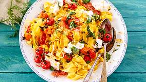 Pappardelle „Großes Los“ mit Ofentomaten und Schinken Rezept - Foto: House of Food / Bauer Food Experts KG