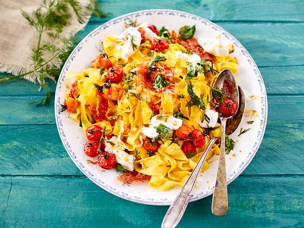 Pappardelle „Großes Los“ mit Ofentomaten und Schinken rezept Pappardelle „Großes Los“ mit Ofentomaten und Schinken rezept
