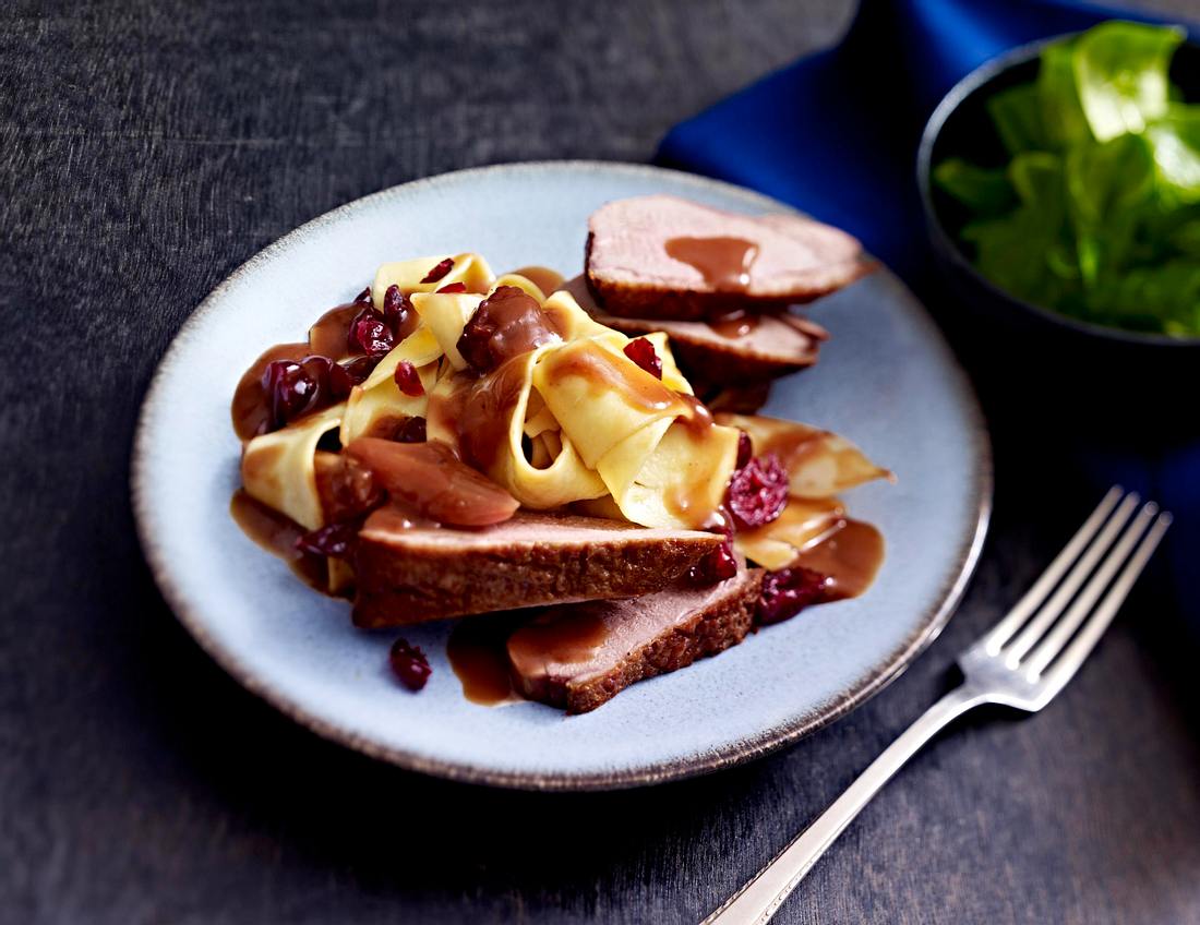 Pappardelle mit Entenbrust in Cranberrysoße Rezept | LECKER