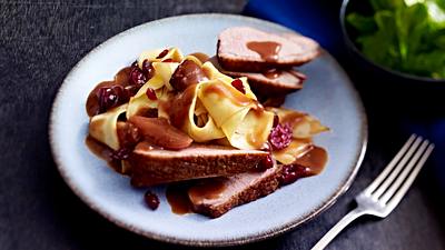 Pappardelle mit Entenbrust in Cranberrysoße Rezept - Foto: LECKER @ Bauer Media Group