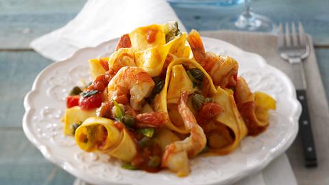 Pappardelle mit Garnelen in Tomaten-Kapern-Soße Rezept - Foto: House of Food / Bauer Food Experts KG