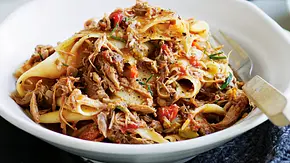 Pappardelle mit Hähnchenragout Rezept - Foto: LECKER @ Bauer Media Group