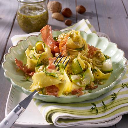 Pappardelle mit Nusspesto und Schinkenchips Rezept