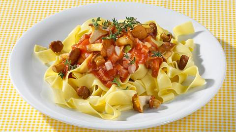 Pappardelle mit Pfifferlingen in Tomatensoße Rezept - Foto: House of Food / Bauer Food Experts KG