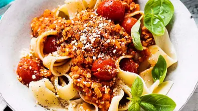 Parpadelle mit veganer Linsenbolognese, Kirschtomaten und Basilikumblättchen - Foto: LECKER @ Bauer Media Group