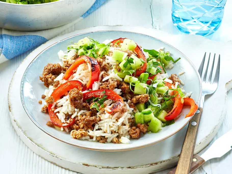 Paprika-Bratreis mit Gurkensalat Rezept Paprika-Bratreis mit Gurkensalat Rezept