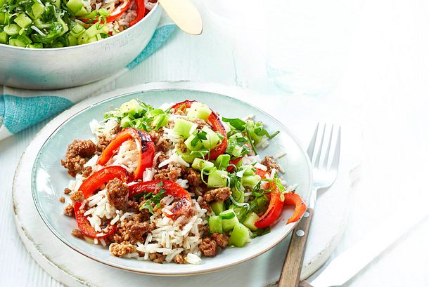 Paprika-Bratreis mit Gurkensalat Rezept