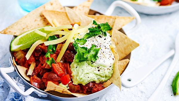 Paprika-Chili-Bowl mit zweimal cremigem Topping Rezept - Foto: Image Professionals