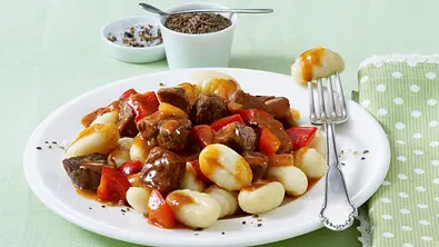 Paprika-Gulasch mit Gnocchi (Diäko Tag 5 Hauptgericht) Rezept - Foto: LECKER @ Bauer Media Group