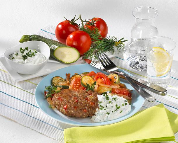 Paprika-Hacksteak mit Kräuter-Dip Rezept Paprika-Hacksteak mit Kräuter-Dip Rezept