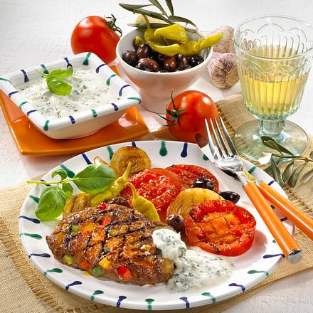 Paprika-Hacksteaks mit Gouda zu Grilltomaten und Zwiebeln Rezept Paprika-Hacksteaks mit Gouda zu Grilltomaten und Zwiebeln Rezept