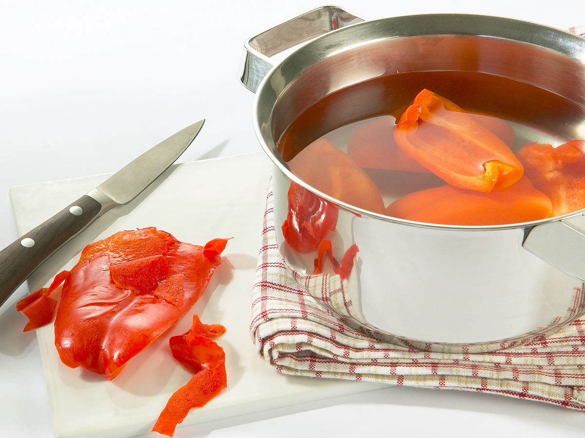 Paprika mit heißem Wasser häuten